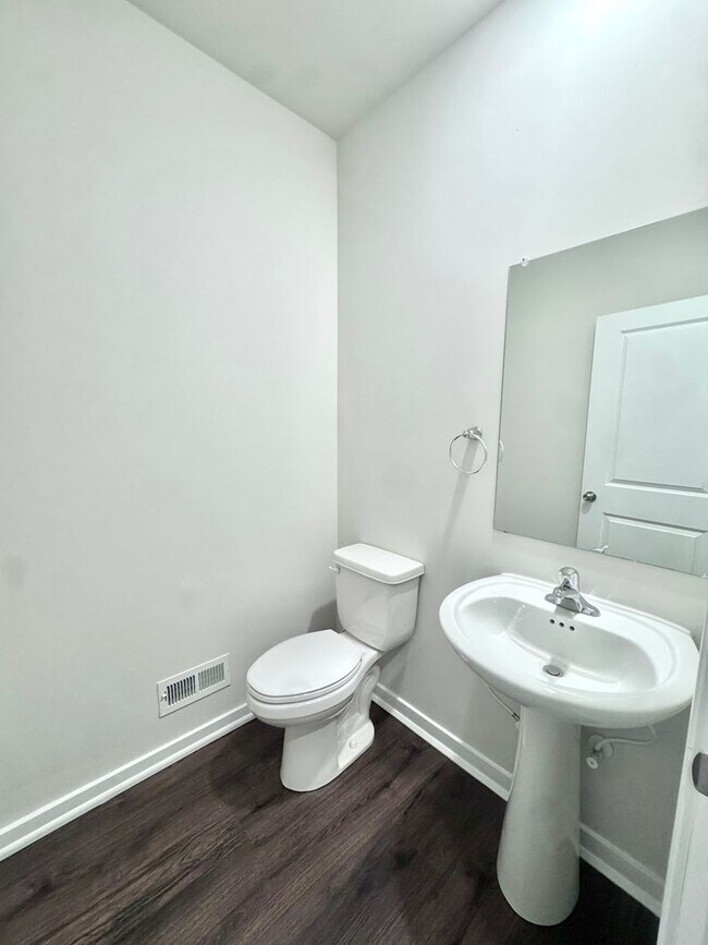Foto del edificio - THREE BEDROOM/2.5 BATH TOWNHOME in Southern Lehigh School District