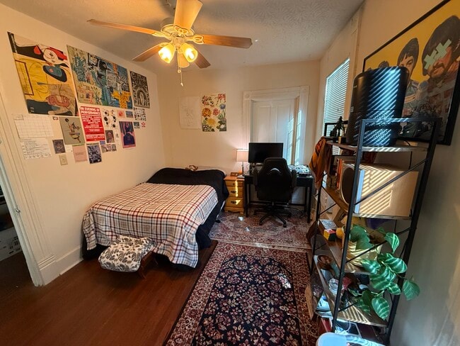 Dormitorio - 305 E Maxwell St