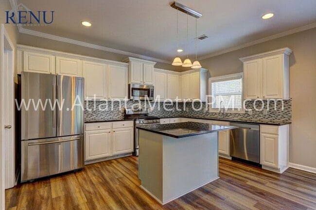 Foto del edificio - Now Available! 5 bedroom 3 baths