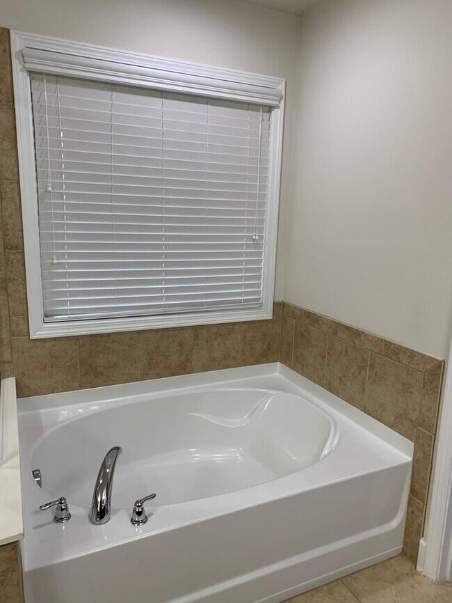 Building Photo - Newly remodeled gated townhome for RENT