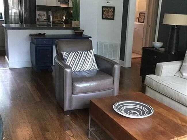 Foto del edificio - Charming 2-Bedroom Mid-Century Condo for L...