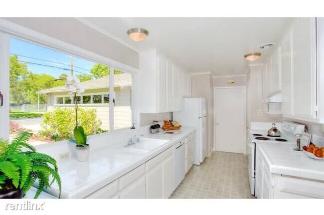 Foto del edificio - 5 br, 3 bath House - 1302 Channing Ave