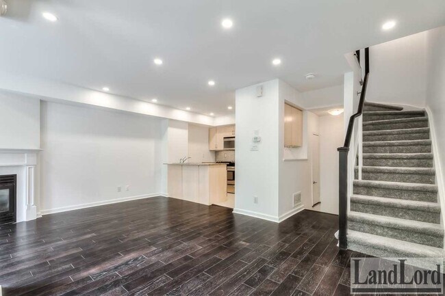 Photo du bâtiment - 60 Joe Shuster Way