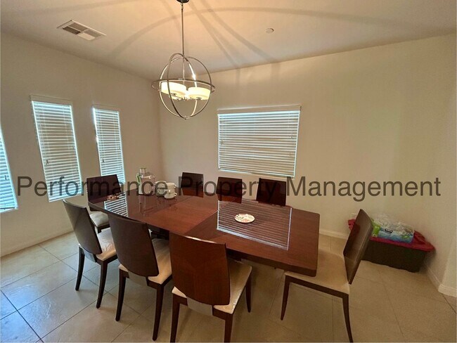 Foto del edificio - Stunning 4 Bed/3 Bath Home Near City in th...