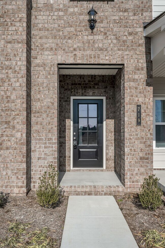 Foto del edificio - Brand New Townhome