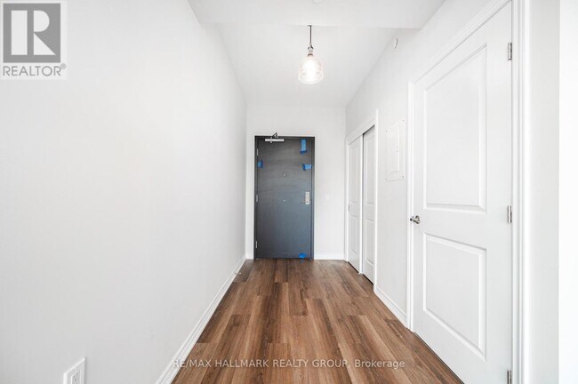 Photo du bâtiment - 1350-1350 Hemlock Rd