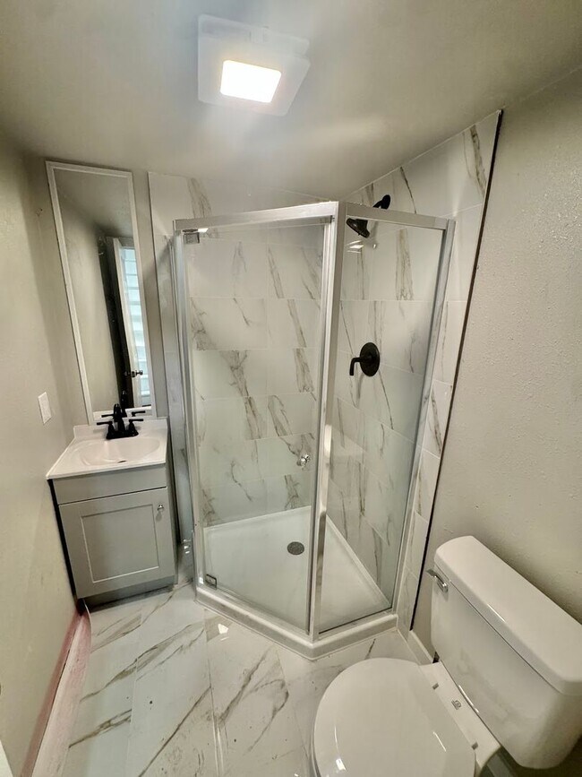 Building Photo - Beautifully renovated 3-bedroom, 1-bath ho...