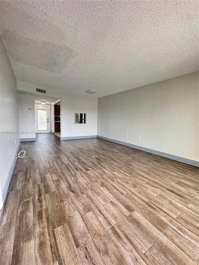 Foto del edificio - 8515 Sunrise Lakes Blvd