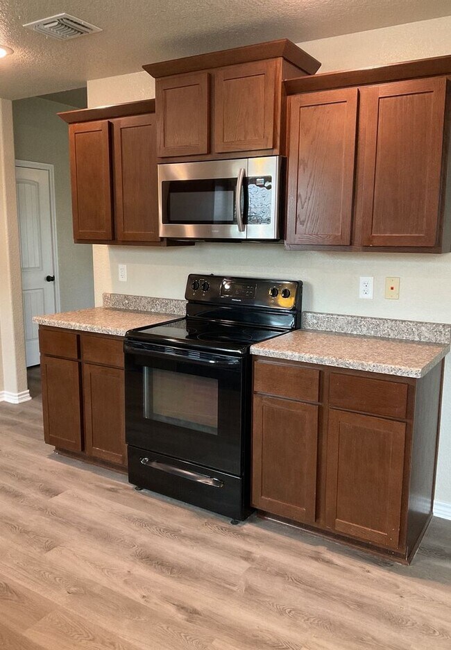 Building Photo - AVAILABLE NOW!