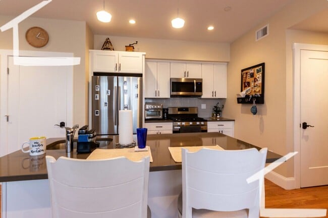 Building Photo - HOT BRIGHTON LISTING!!!!