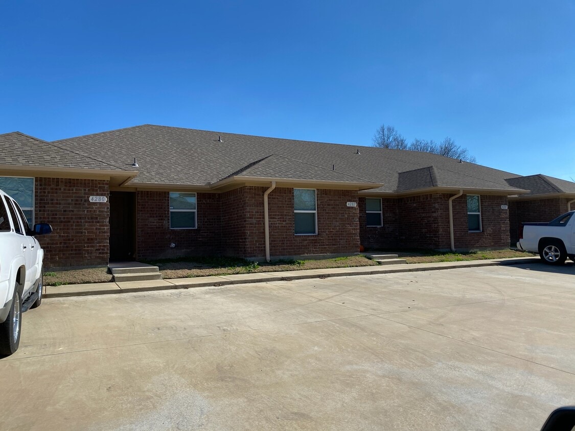 4282 Castlegate Dr, Paris, TX 75462 Apartments in Paris, TX