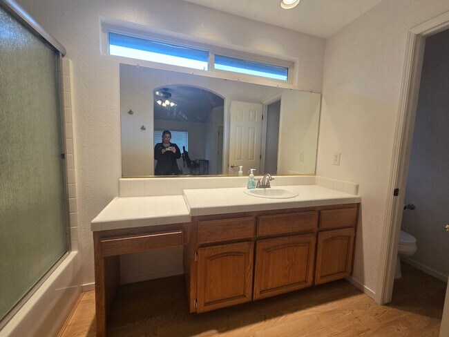 Building Photo - 3 BR 2 BA Available Now