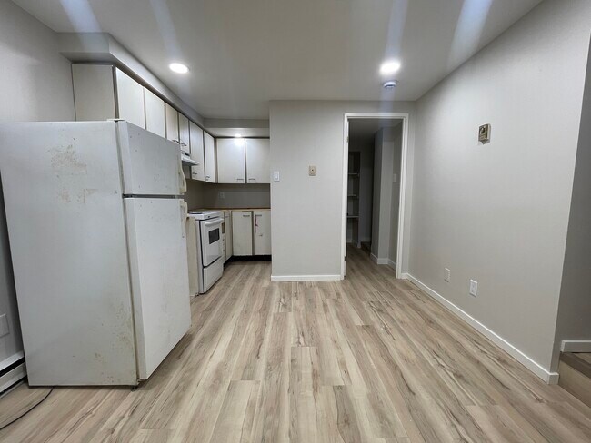 Photo du bâtiment - Private Studio/ 1 Bed Close To Mac!