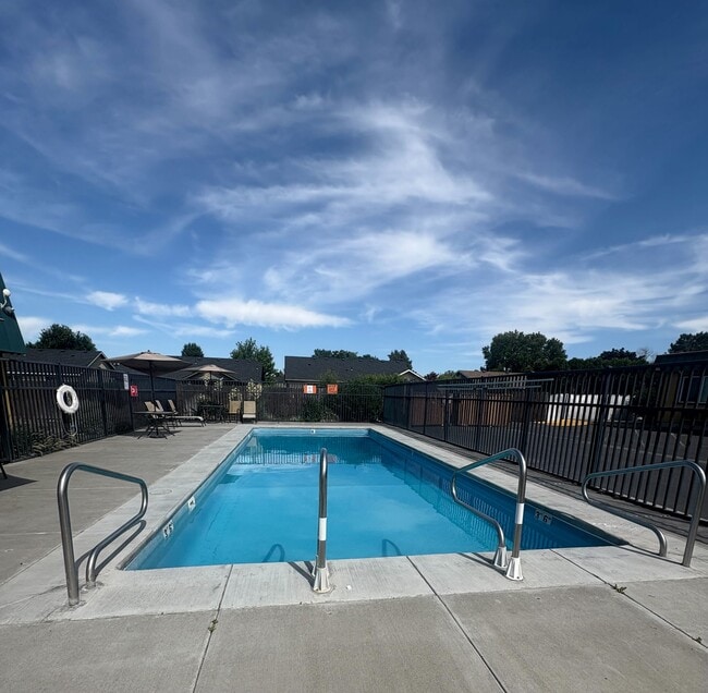 Building Photo - Kamiakin Apartments in Kennewick WA