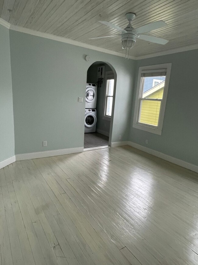 Photo - 2BD/1BA in Central City with shared backyard Apartment