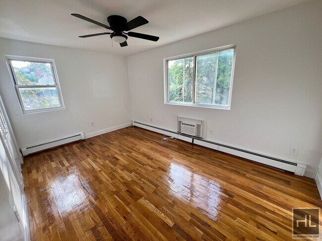 Foto del edificio - 2BR 2BA Sunny Bedstuy Duplex w/ Backyard By Herbert Von King Park