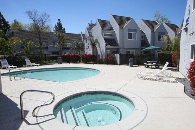Building Photo - Fountain Circle Townhomes