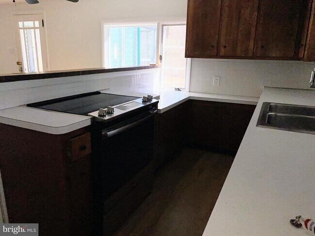 Foto del edificio - 145 Oak Ln