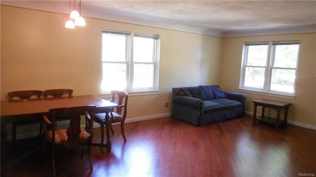 Building Photo - 3257 St Clair Dr