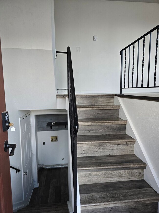 Building Photo - Gorgeous Eastside, 4 BD, w/Drive Under Garage, RV Parking