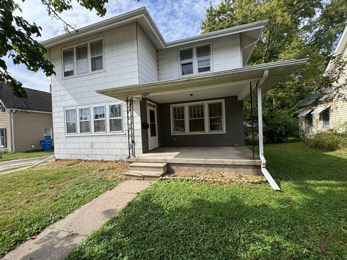 Foto principal - 4 bedroom 1.5 bath Home in Moline