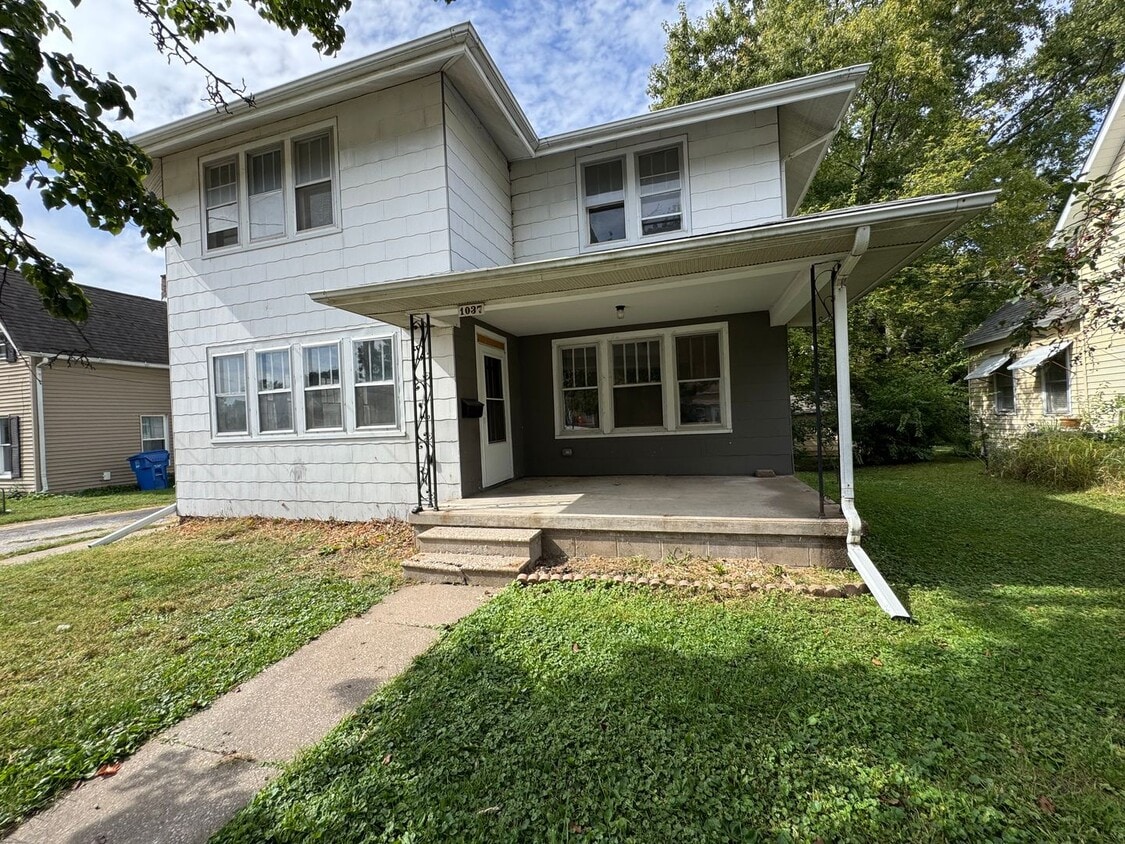Primary Photo - 4 bedroom 1.5 bath Home in Moline