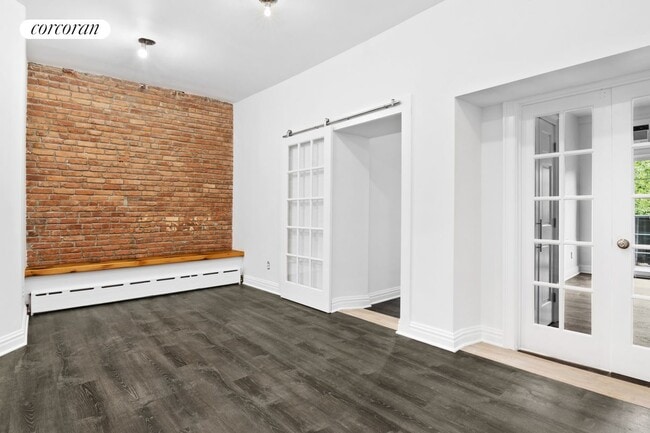 Building Photo - 553 Clinton St