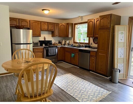 Foto del edificio - 37 Lake George Rd