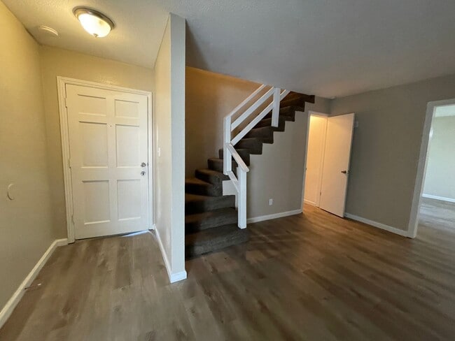 Building Photo - Nice townhome located in a gated community