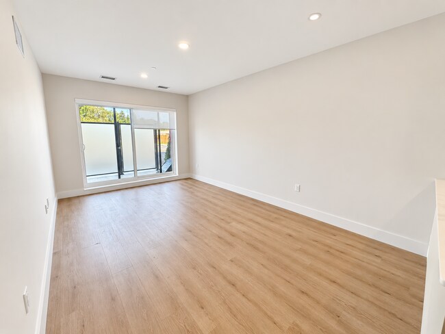 Building Photo - 8 Hutt Ln