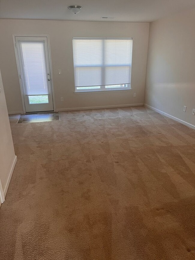 Building Photo - Townhome right for you!