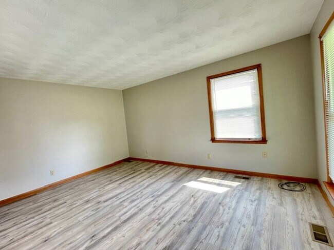 Foto del edificio - ASHLAND  - PERFECT One Bedroom Available!