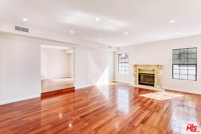 Building Photo - 2750 N Glenoaks Blvd
