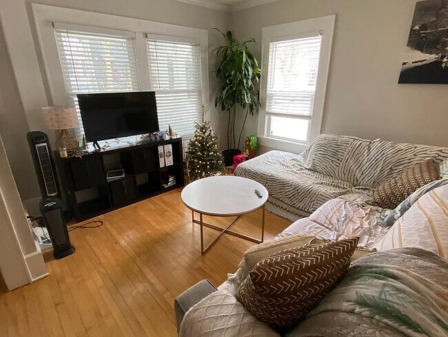 Viviendo - 1119 E Walworth St