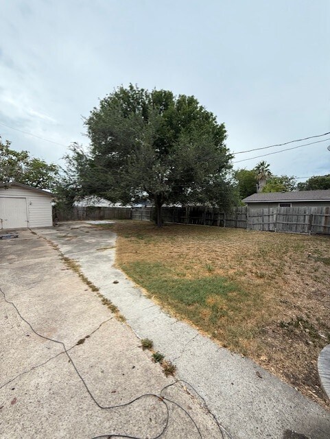 Foto del edificio - 737 Westchester Dr