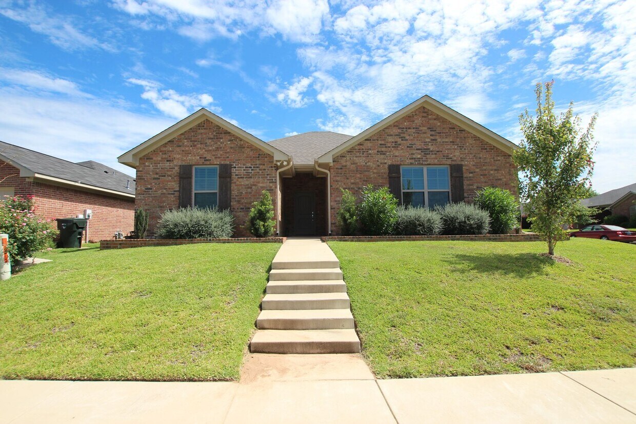 Primary Photo - Beautiful 3 Bedroom 2 Bath Coming Soon in ...