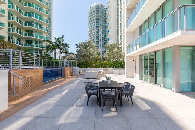 Foto del edificio - 300 Sunny Isles Blvd
