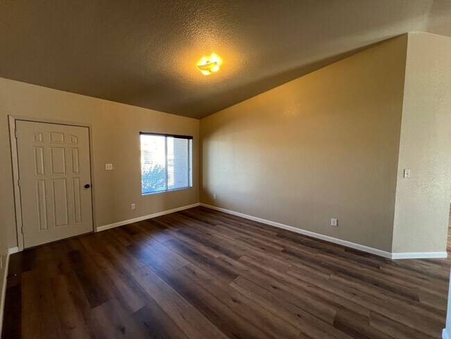 Building Photo - 4 BEDROOM HOME!