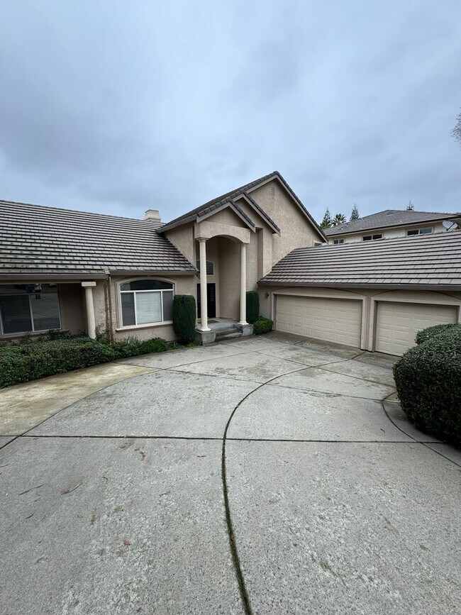 Building Photo - Rare Folsom Beauty! 4 bedrooms, 3 bath hom...
