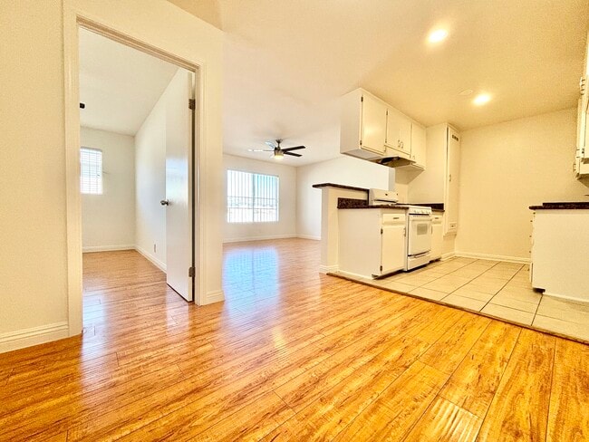 Building Photo - 316 E Hyde Park Blvd