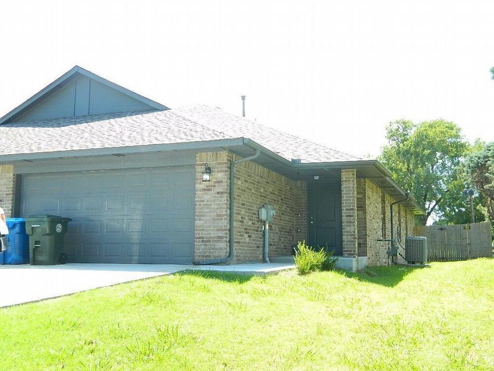 Foto principal - 949 Midwest Blvd Midwest City OK 73110