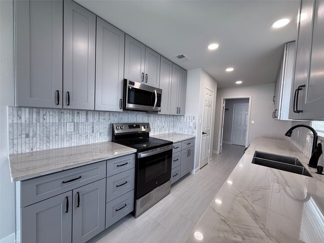 Building Photo - 6518 Briar Terrace Dr