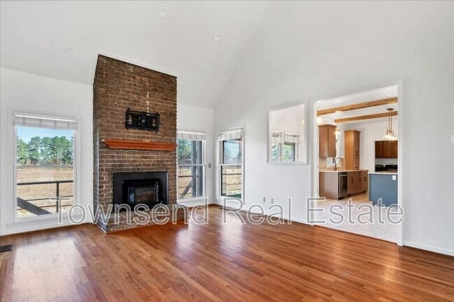 Building Photo - 695 Cedar Point