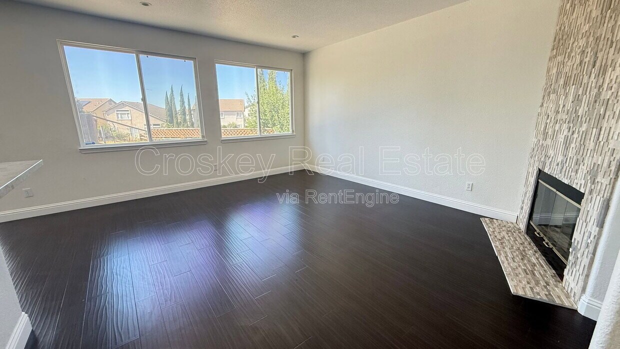Foto del edificio - 298 Whispering Oaks Ct