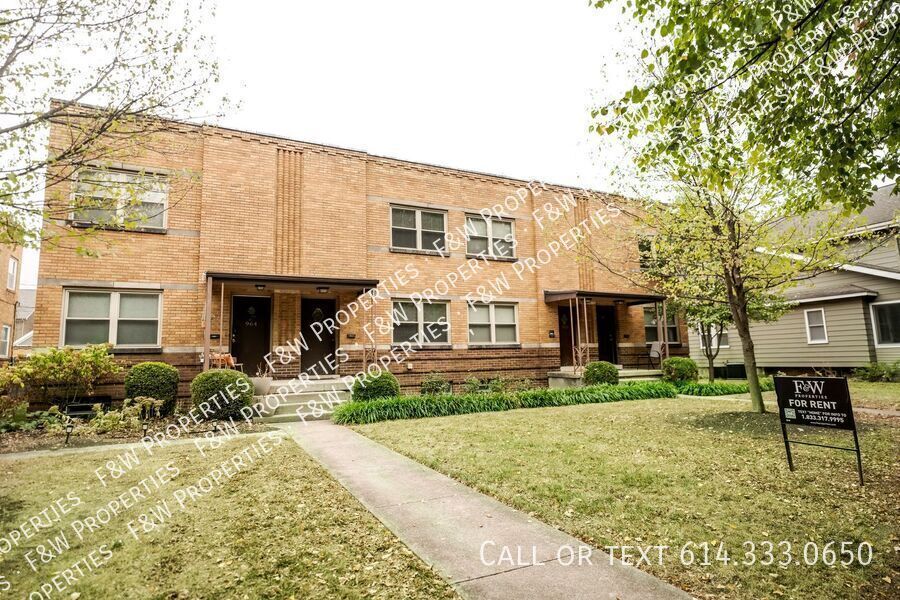 Foto principal - Spacious2 BR townhome with detached garage...