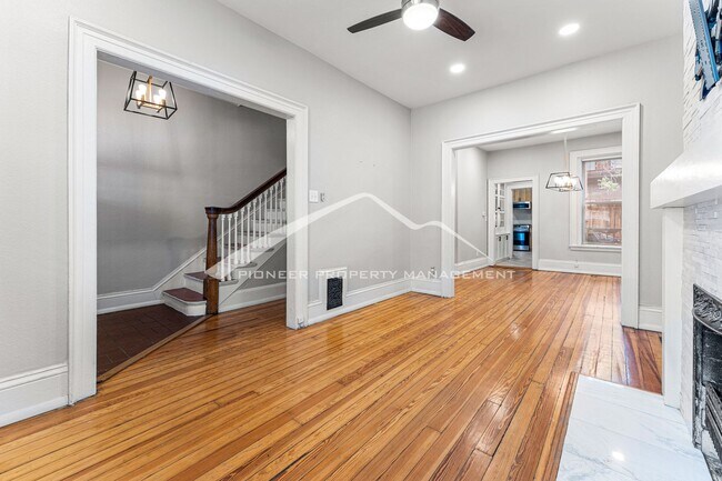 Foto del edificio - Lovely Townhome with Assigned Parking Space