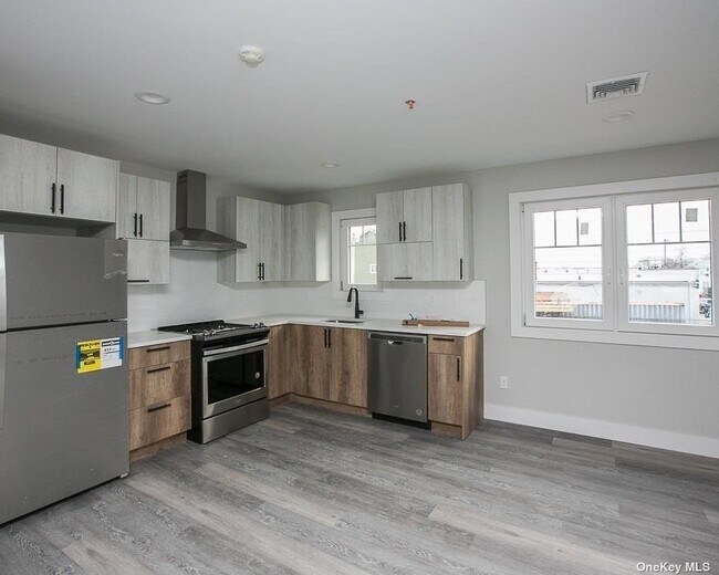 Building Photo - 170 W Montauk Hwy