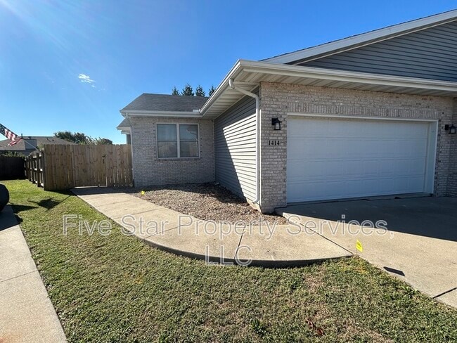 Building Photo - 1414 School House Ln