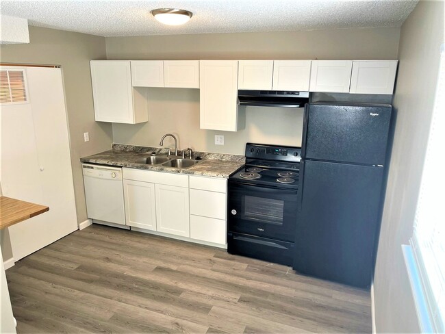 Building Photo - $1200 | 2BR/1BA | Cute Dog Friendly Townho...