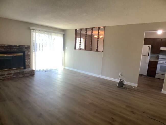 Foto del edificio - Three bedroom home with large yard| Available July!